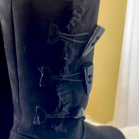 Like New Black Suede & Faux Fur White Mountain Boots - Picture 7 of 13
